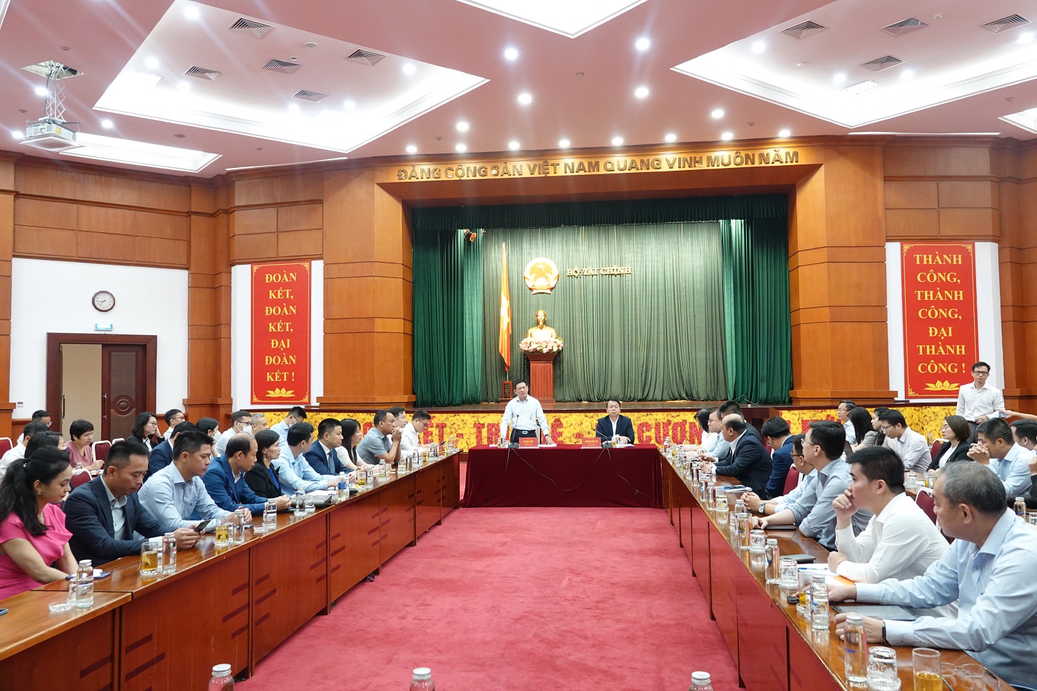 Quang cảnh buổi làm việc