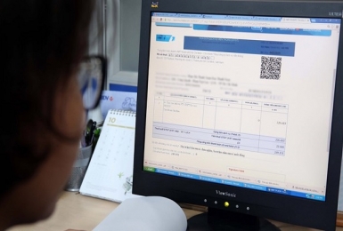 Việc lập hóa đơn riêng tạo thuận lợi trong việc phân loại, quản lý những hóa đơn của những hàng hóa, dịch vụ được giảm thuế nhưng lại làm tăng thời gian của kế toán doanh nghiệp (DN); làm tăng chi phí sử dụng hóa đơn, nhất là các DN sử dụng nhiều hóa đơn trong ngày. Trường hợp nếu DN thấy khó khăn khi tách hóa đơn riêng cho hàng hóa, dịch vụ được giảm thuế nên không lập hóa đơn riêng cho hàng hóa, dịch vụ được giảm thuế thì người tiêu dùng lại không được thụ hưởng lợi ích từ chính sách. Trước bất cập đó, hi