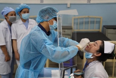 Tăng phụ cấp ưu đãi nghề cho nhân viên y tế lên mức 100%